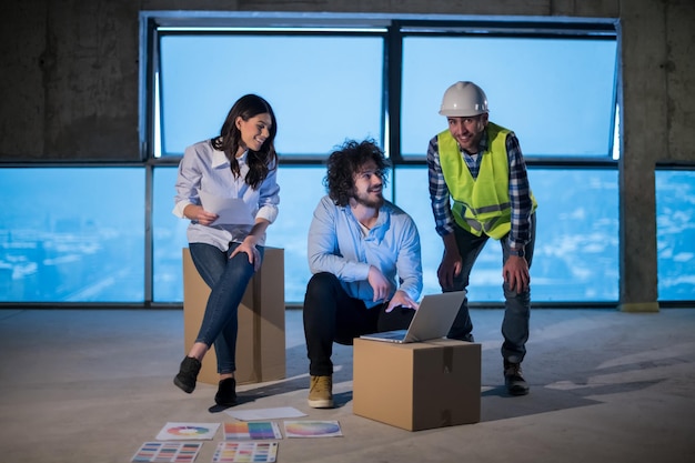 Zespół w hali produkcyjnej